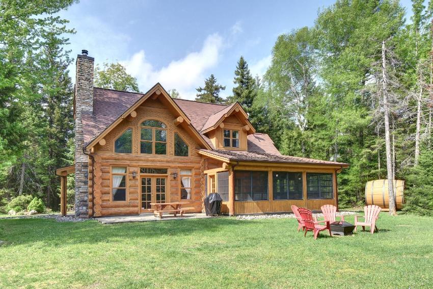 1Km to lake access Log house and indoor hot tub