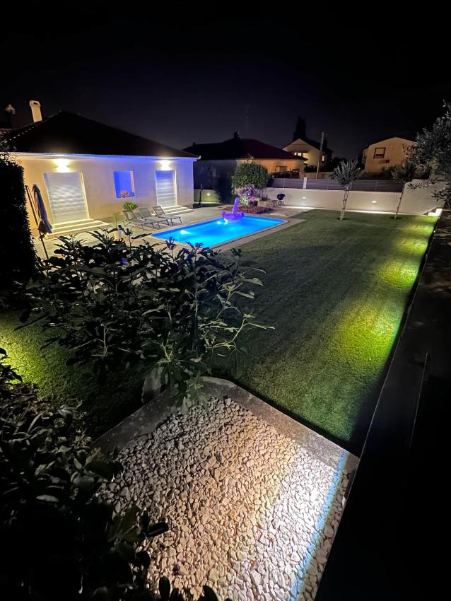 Tony's house with private pool and parking, near beach