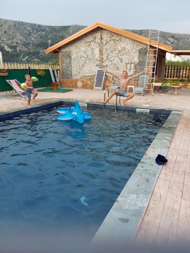 Keshtjella Syni Zi - Bujtine