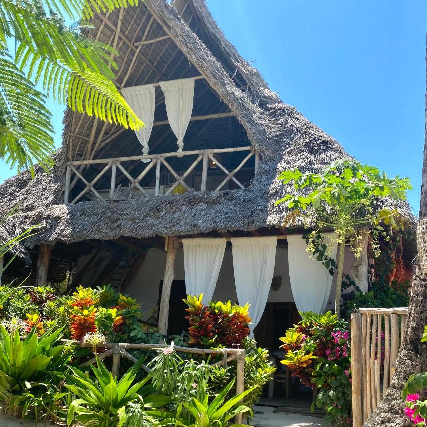 KITAMBONE HOUSE. A window to the ocean