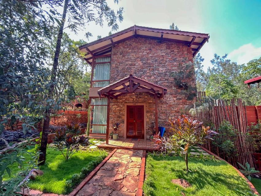 Sereno Barn pool villa