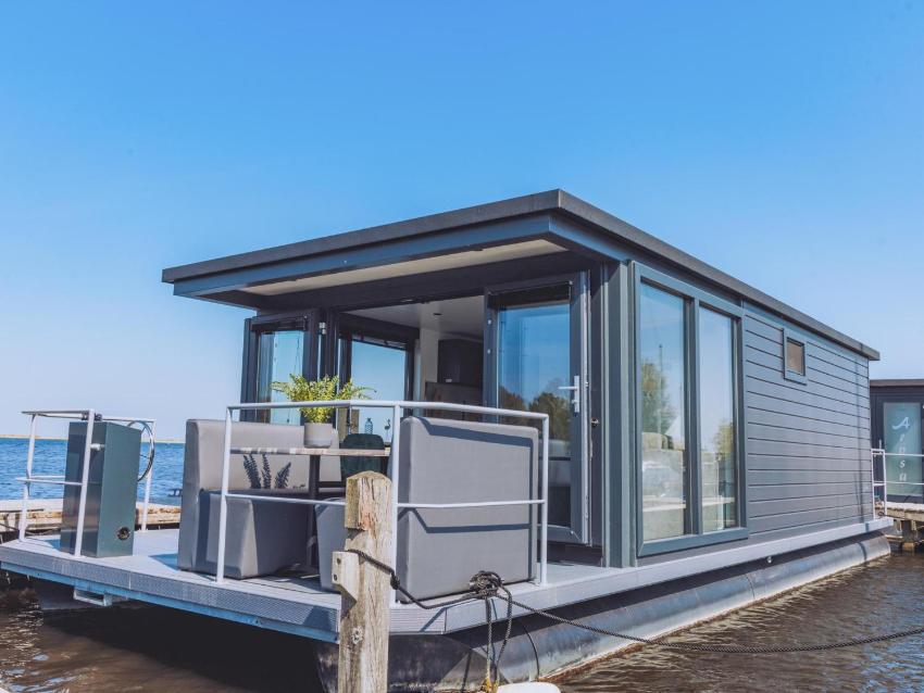 Tiny houseboat Uitgeest II