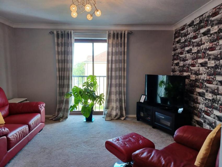 Huku Kwetu - The Maltings Red Door- 2nd Floor-1 Large Bedroom Apartment -Self Catering-Quiet- Free Parking