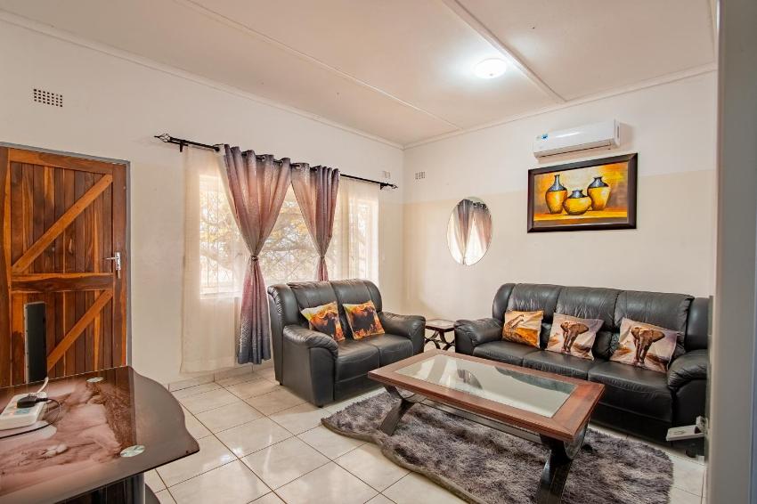 Victoria Falls Budget Holiday House