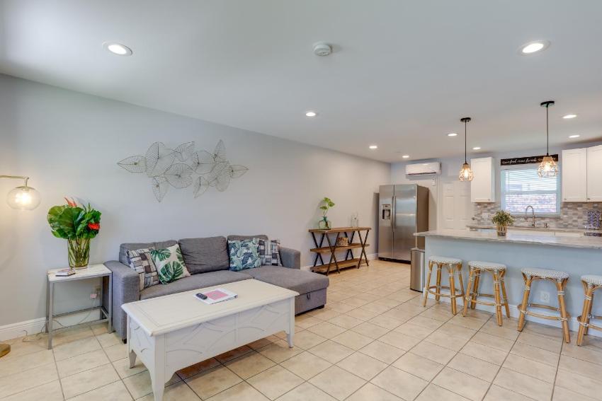 Pet-Friendly Palm Beach Pad - 1 Mi to the Ocean!