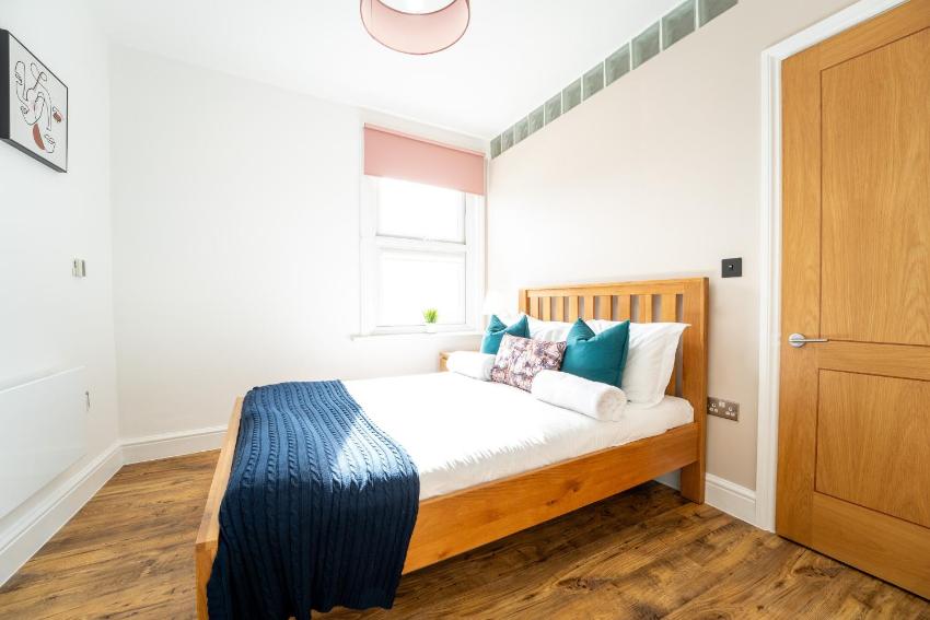 Redhill Garland- 1 bed ground floor apartment by LGW Short Lets