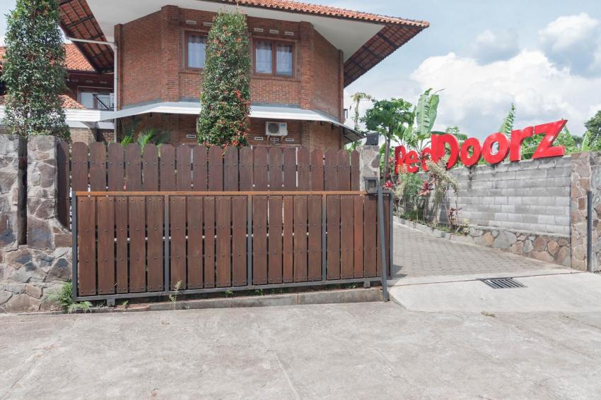 RedDoorz Plus near Dago Pakar