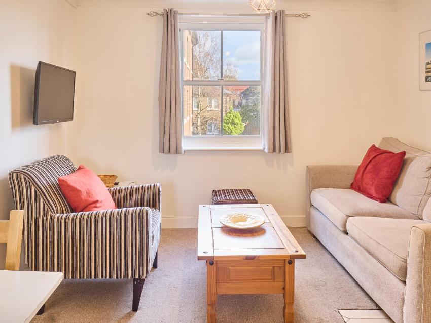 The Spires - Cosy apartment just outside of city centre