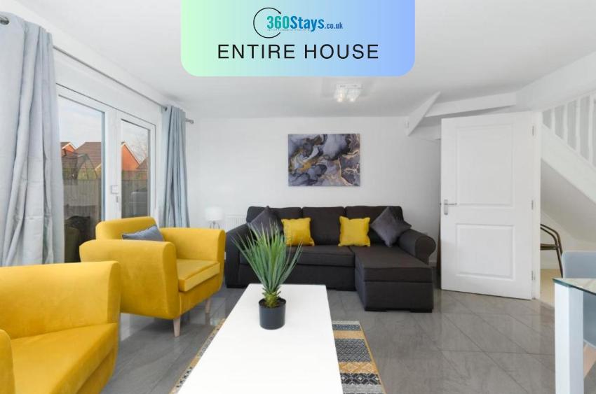 Lindsey Serviced 4 Bedroom 2 Bath house with Parking Maidenhead by 360Stays