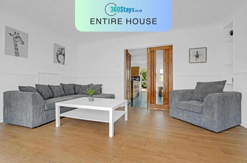 Heathrow Living St Annes Serviced House 5 bedrooms 3 bath