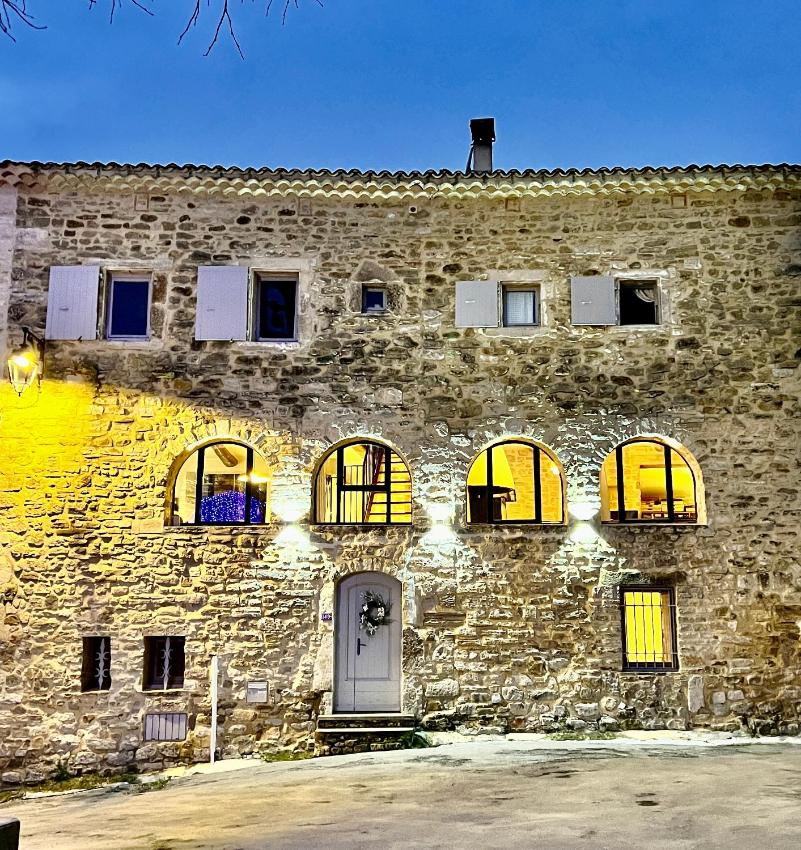 La Maison des Vendangeurs - TABLE D'HÔTES le soir du jeudi au lundi - Jacuzzi - Balnéo SPA - ACCES Piscine UNIQUEMENT pour chambre Graffiti et chambre La Tour ce sont les chambres avec baignoires balnéothérapie intérieures