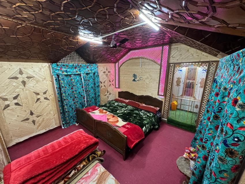 Houseboat Young Balmoral Castle