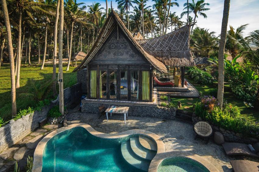 Absolute Beachfront Villa Laut