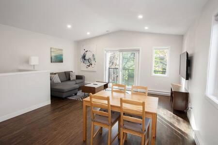 Gorgeous 2-bedrooms duplex upper unit