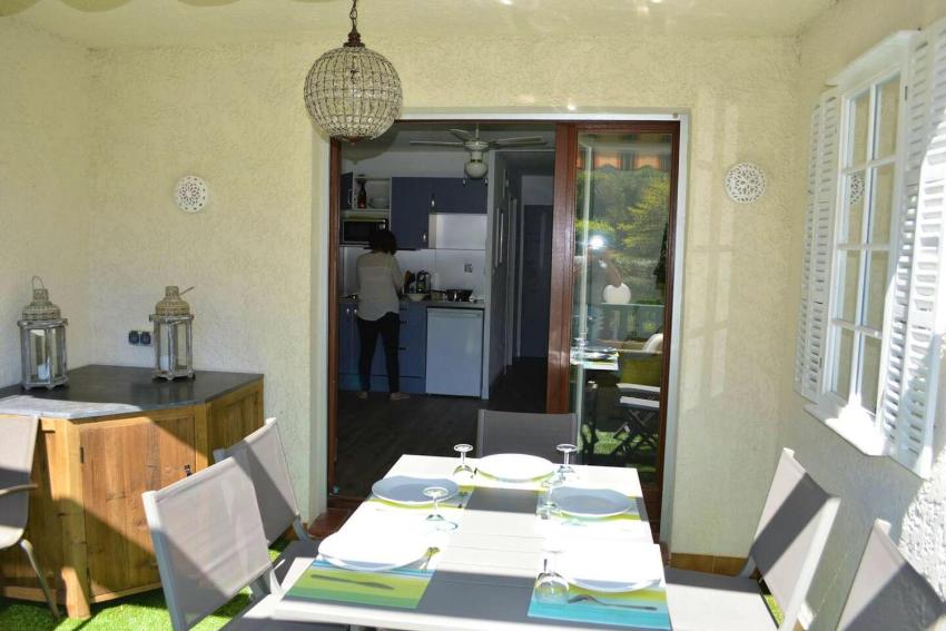 Studio a Bandol a 300 m de la plage avec piscine partagee terrasse amenagee et wifi