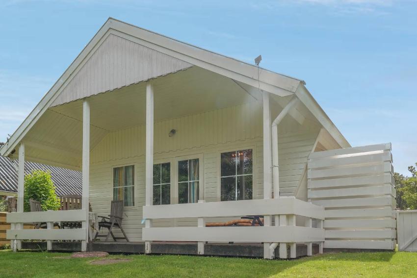 3 pers Waterfront Swedish house w Sauna, Modern kitchen and Private terrace