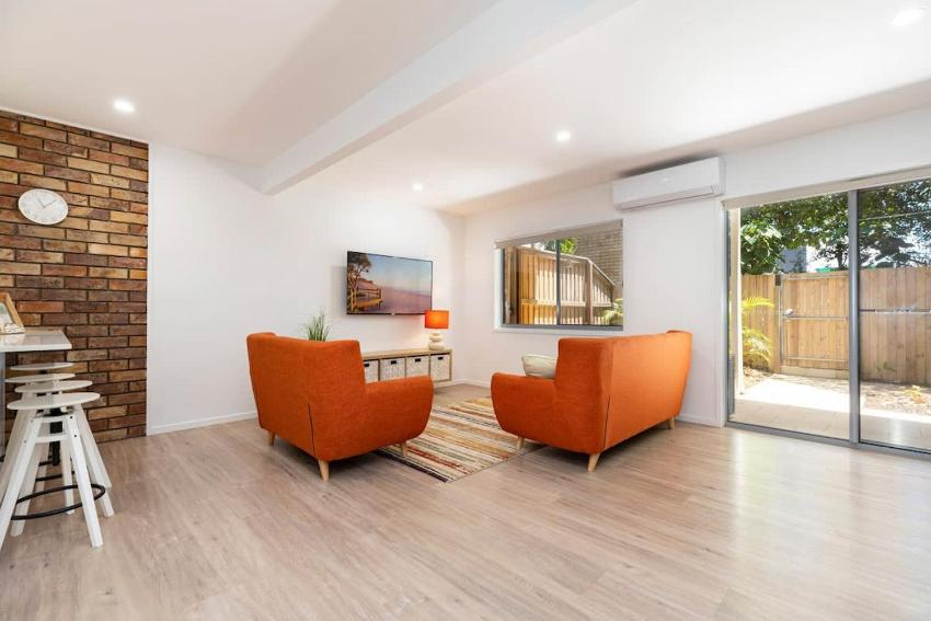 Chic 2-bed with Courtyard Dining near Beach