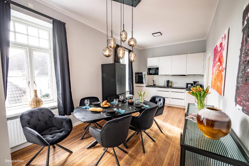 4 Einzel-Boxspringbetten in 3 Schlafzimmern - Aufenthaltsraum, Küche, Duschbad -Liegeplatz 063