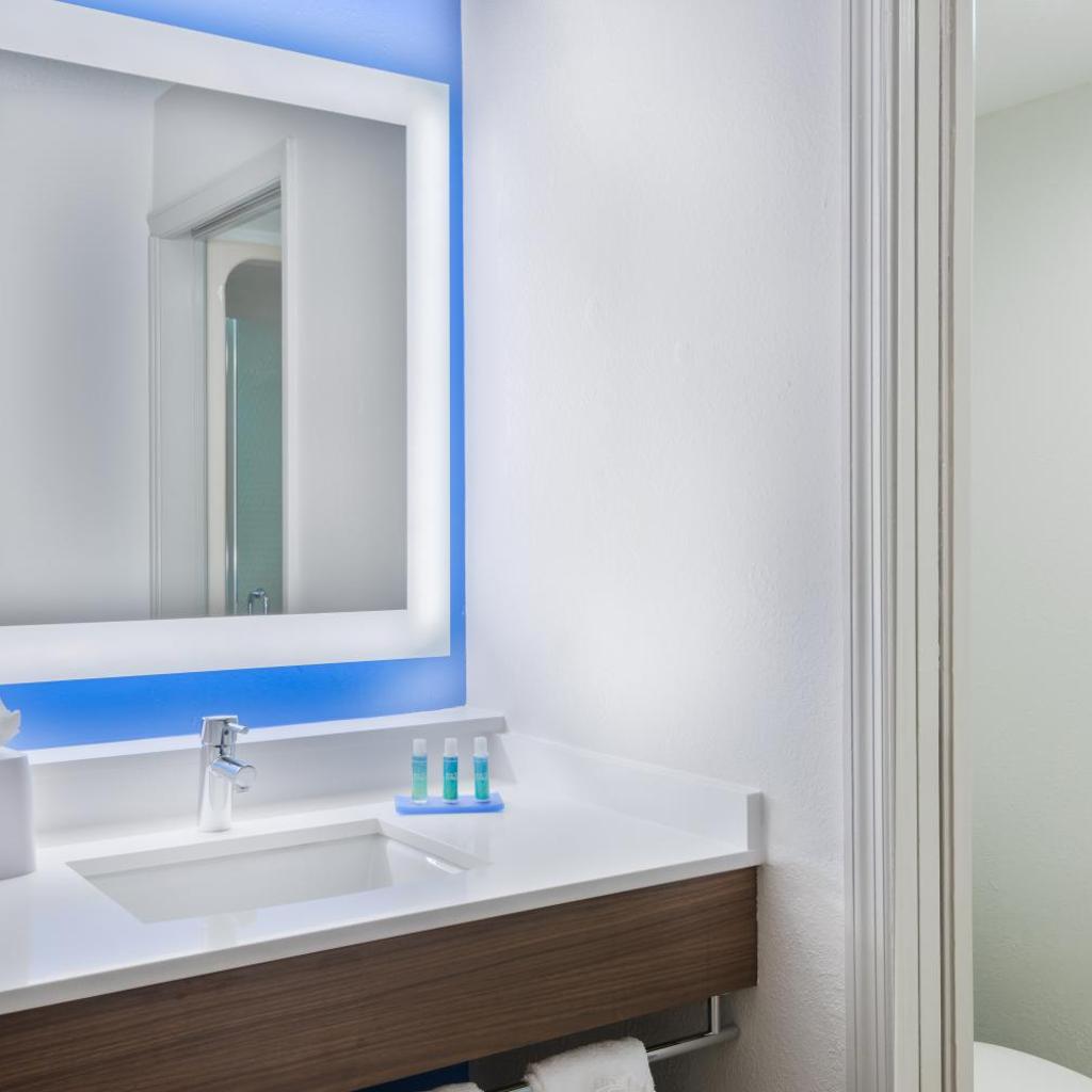 Photograph of Holiday Inn Express & Suites - Nearest Universal Orlando by IHG