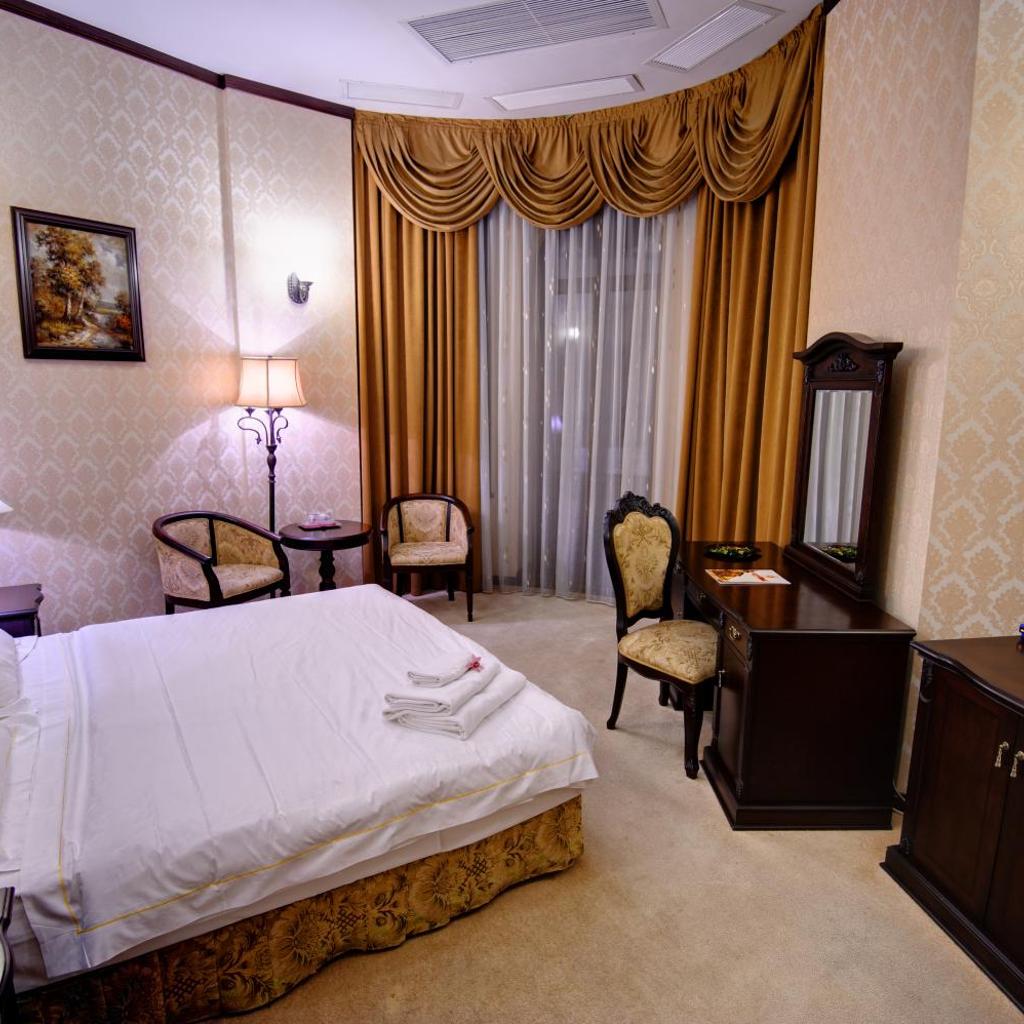 Hotel Carol — 