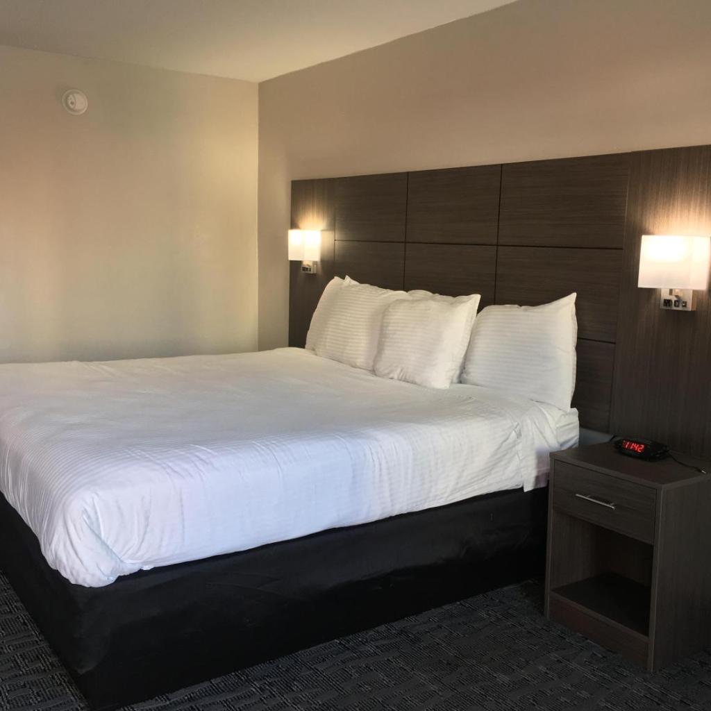 Photograph of Days Inn & Suites by Wyndham Charleston Airport West