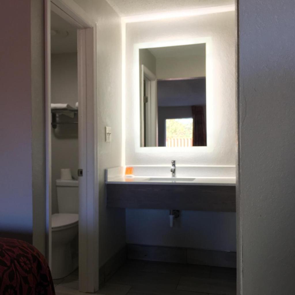Photograph of Days Inn & Suites by Wyndham Charleston Airport West