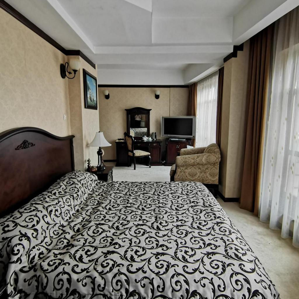 Hotel Carol — 