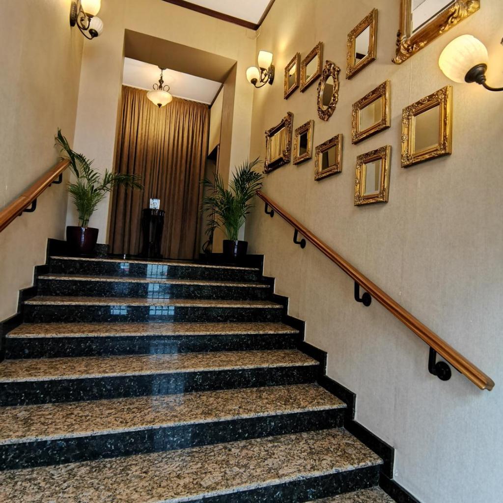 Hotel Carol — 