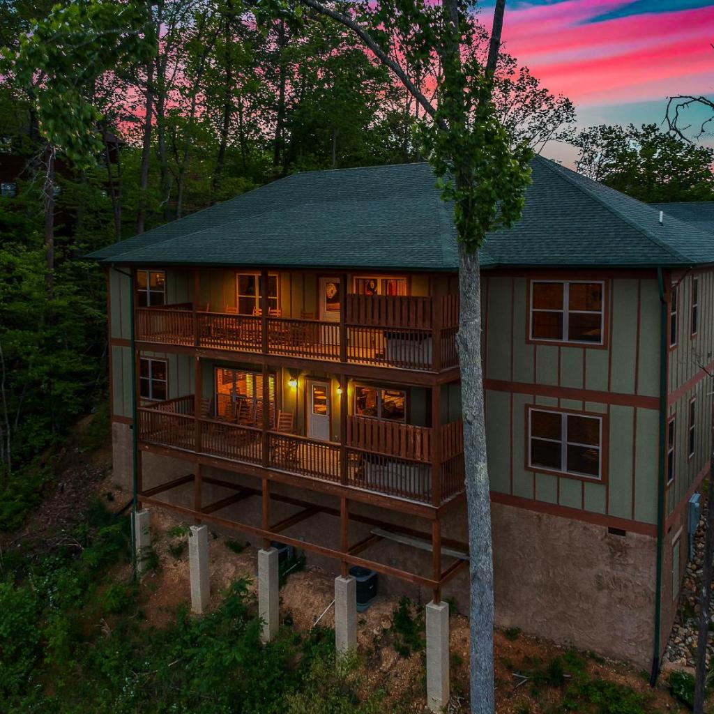 Photograph of SmokyStays 10 Bedroom Cabin