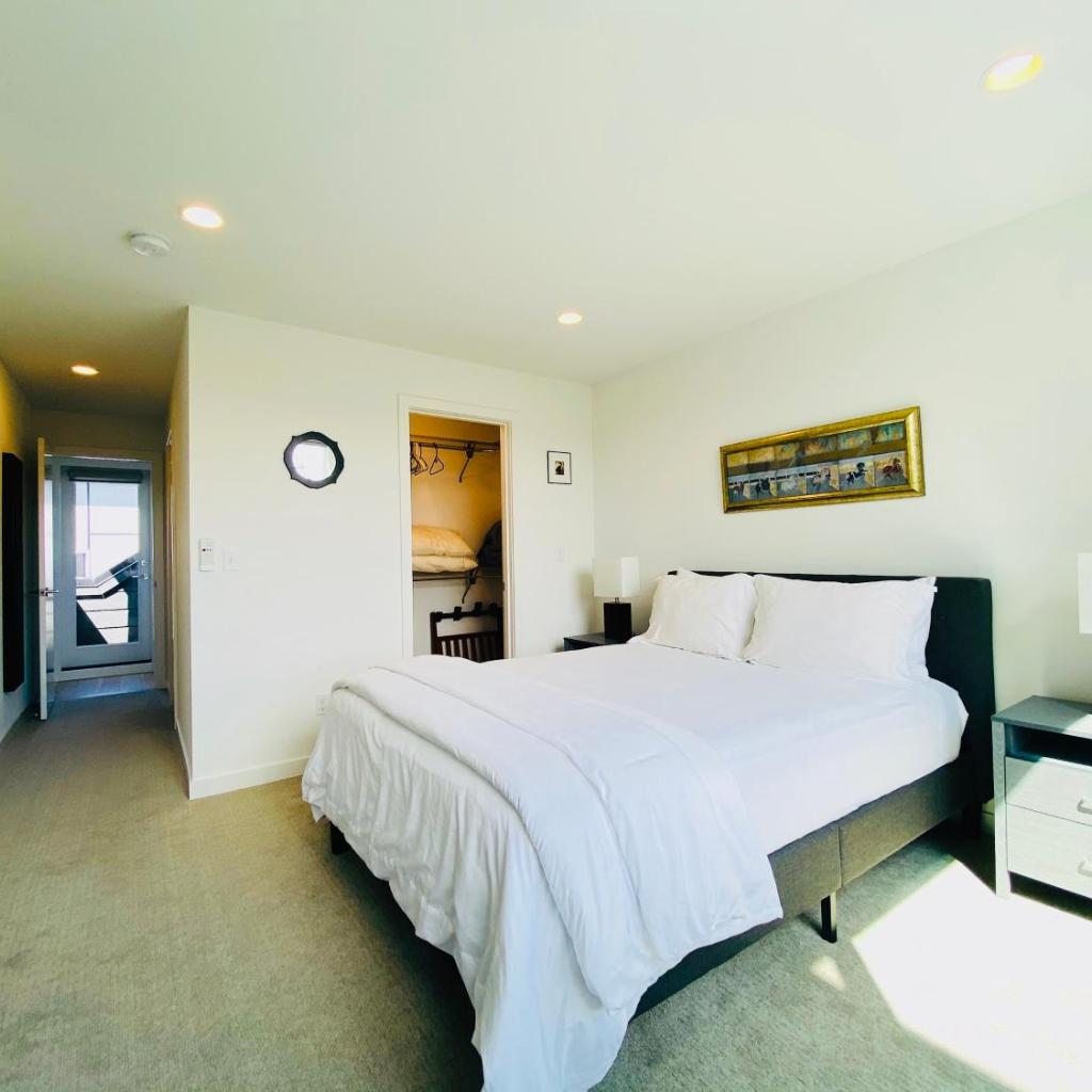 Photograph of Modern Ballard Townhouse - 92 Walkscore & Rooftop!
