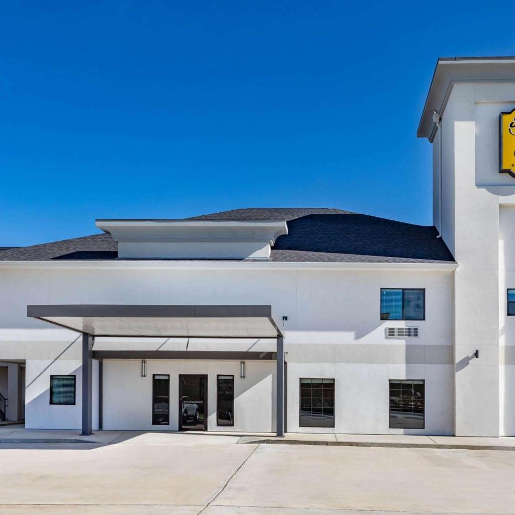 Photograph of Super 8 by Wyndham Houston NW Beltway 8-West Rd
