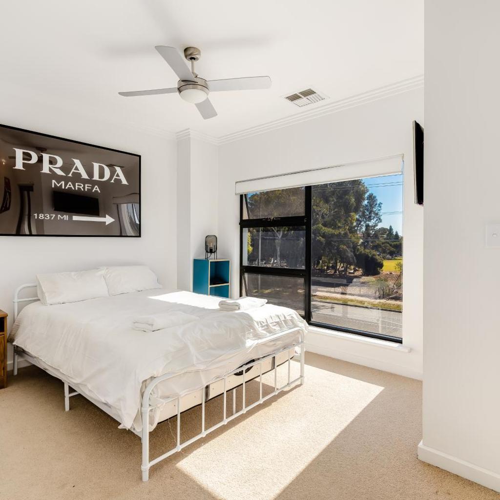 Photograph of Swainson on 1 Lexington - 200m to Beach!