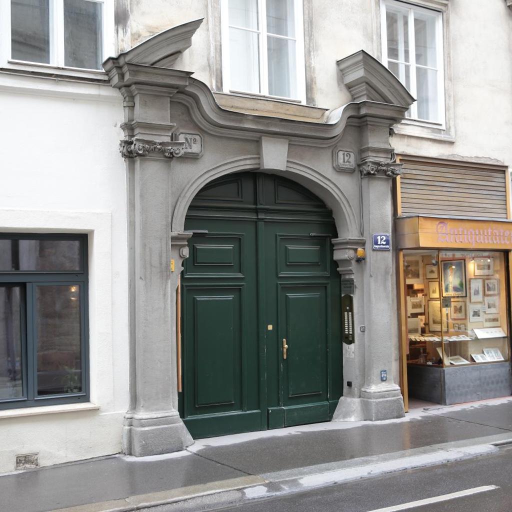 Photograph of Heart of Vienna- next to Albertina