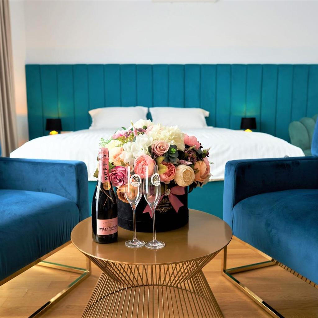 Hotel Glory — 