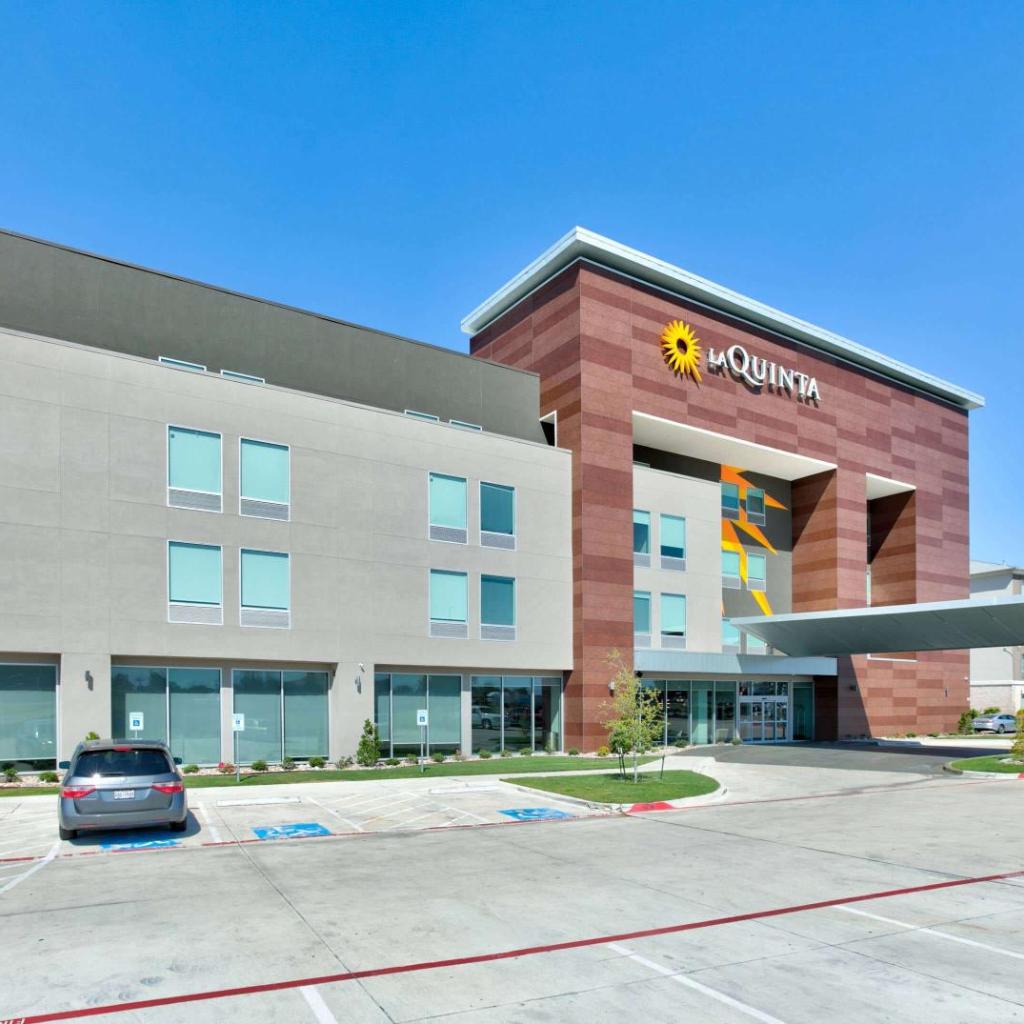Photograph of La Quinta Inn & Suites by Wyndham Dallas/Fairpark