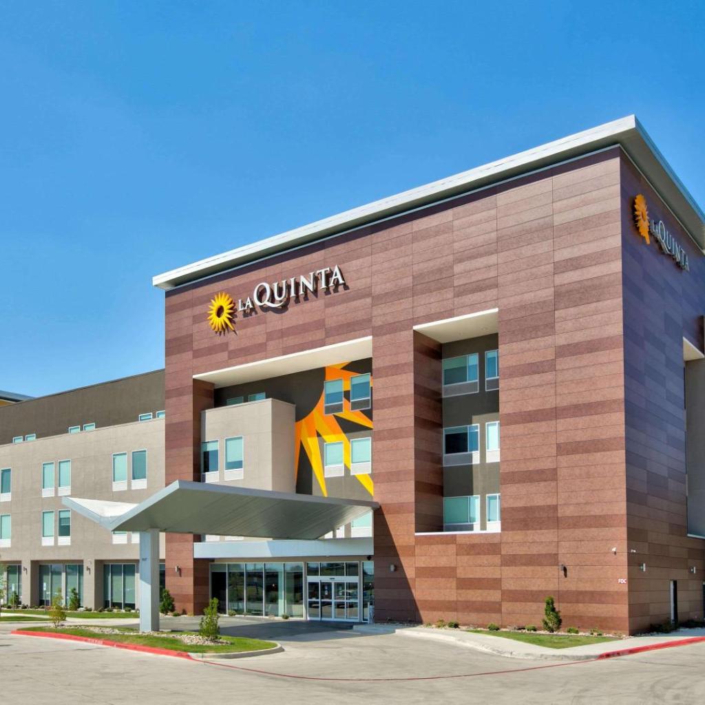 Photograph of La Quinta Inn & Suites by Wyndham Dallas/Fairpark