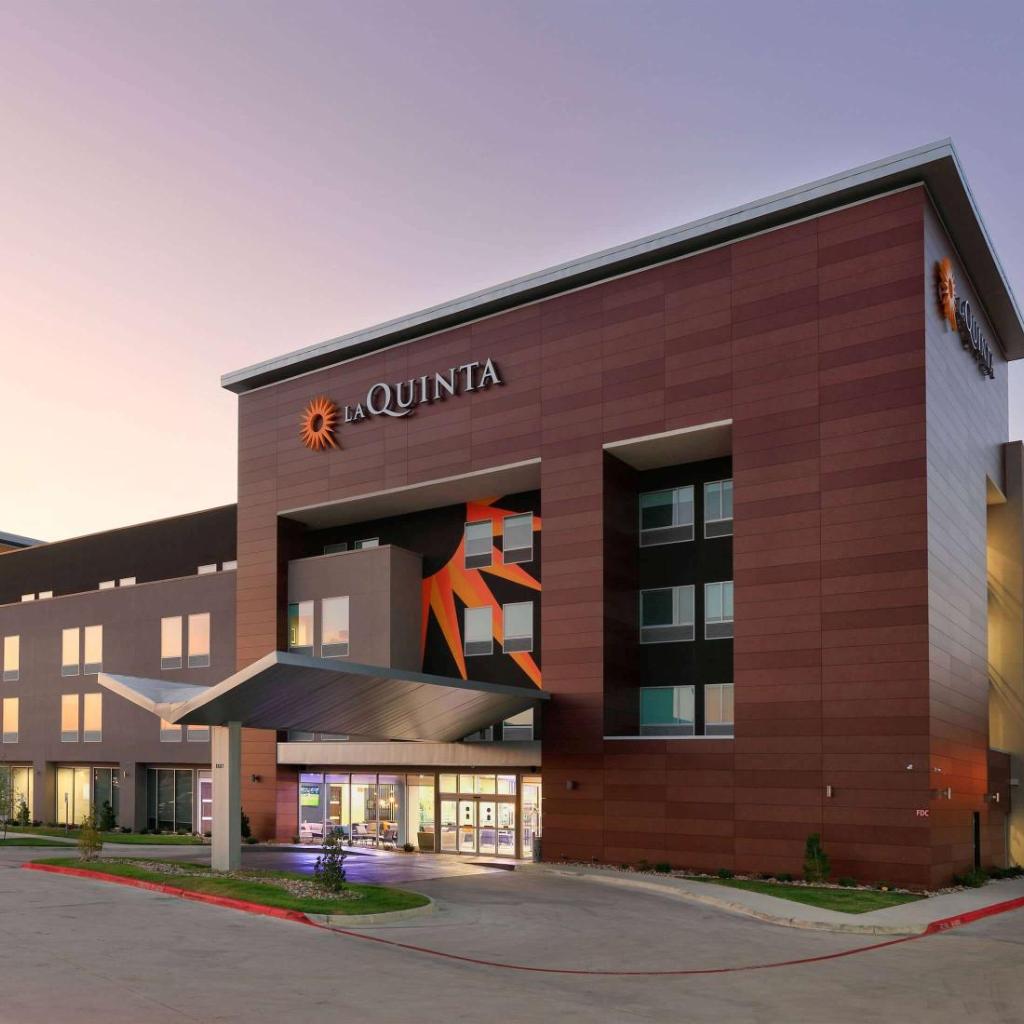 Photograph of La Quinta Inn & Suites by Wyndham Dallas/Fairpark
