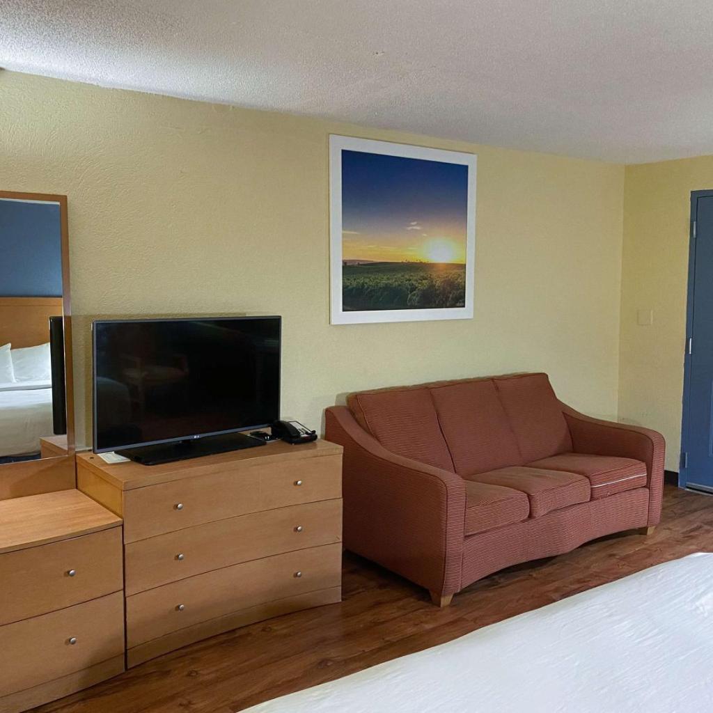 Photograph of Studio 6 Extended Stay - Savannah, GA - Gateway & I-95