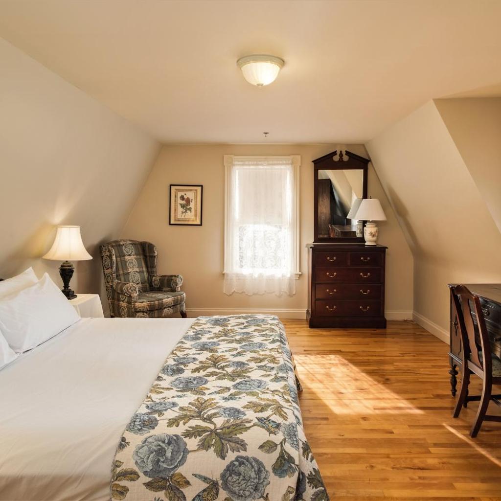Hillcrest Hall Country Inn — 