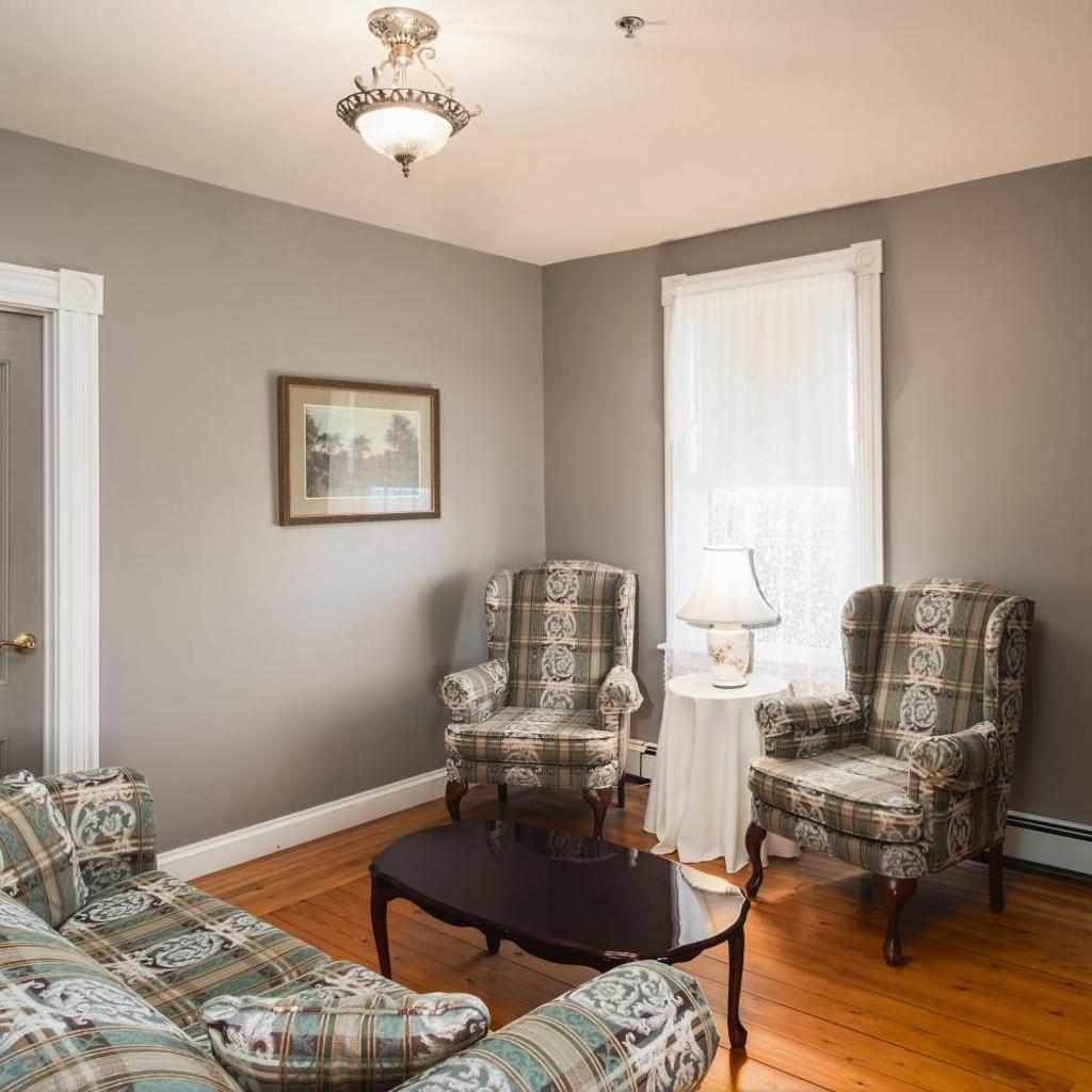 Hillcrest Hall Country Inn — 