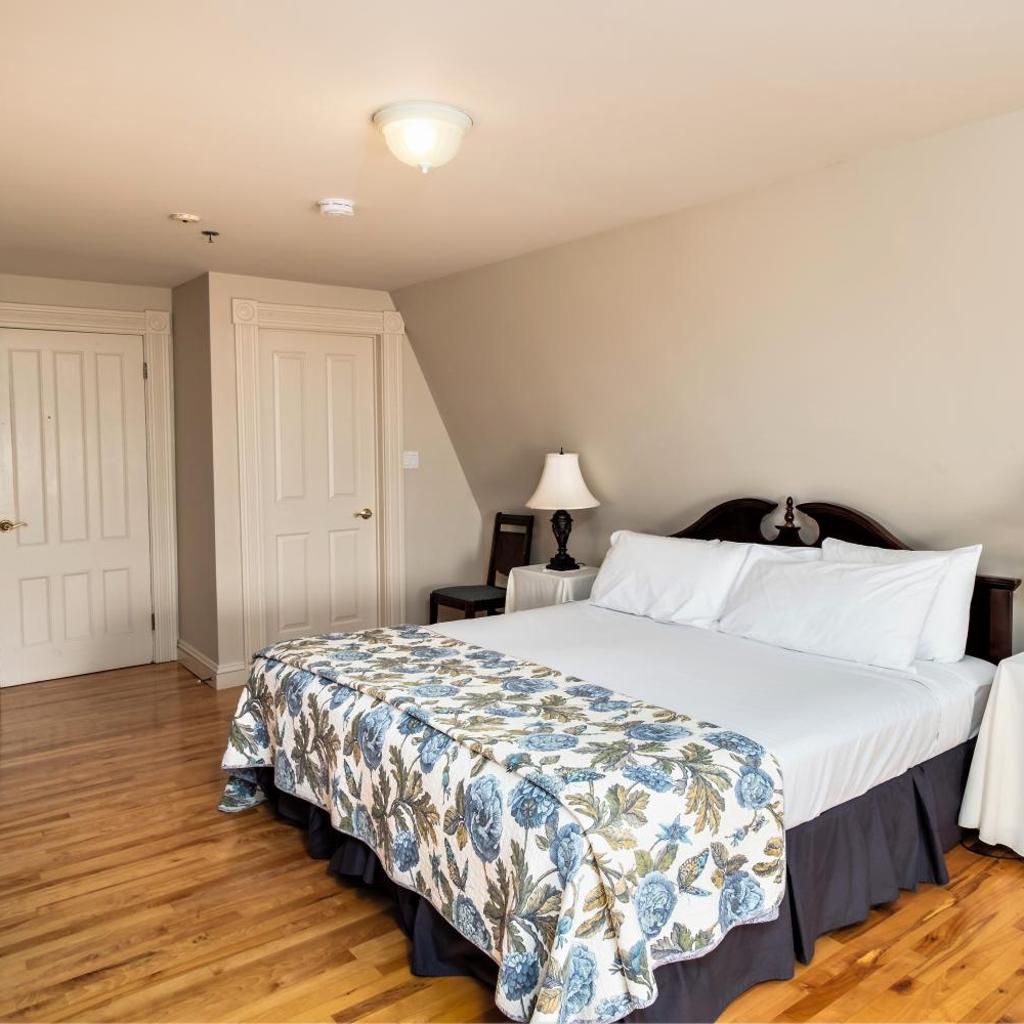 Hillcrest Hall Country Inn — 