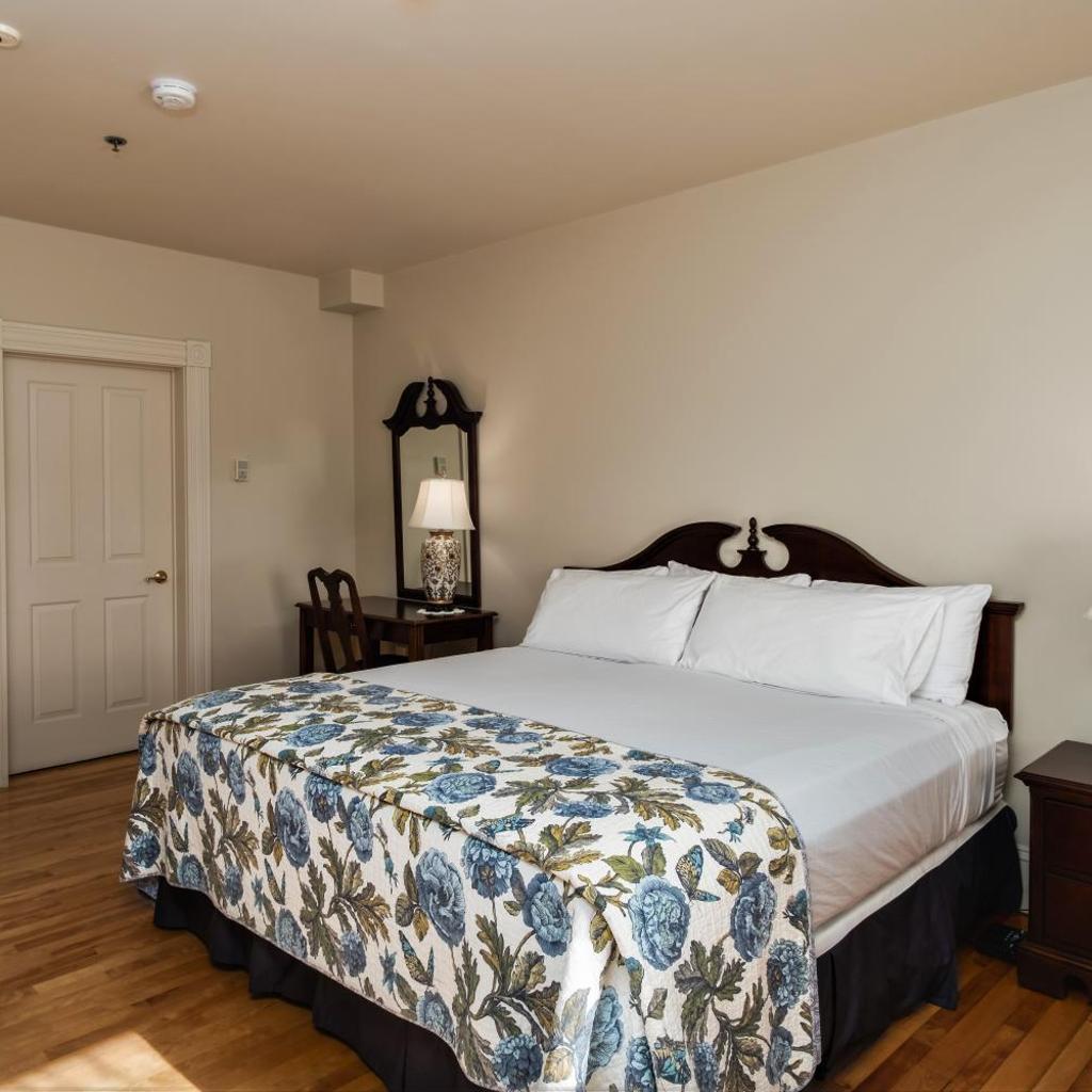 Hillcrest Hall Country Inn — 