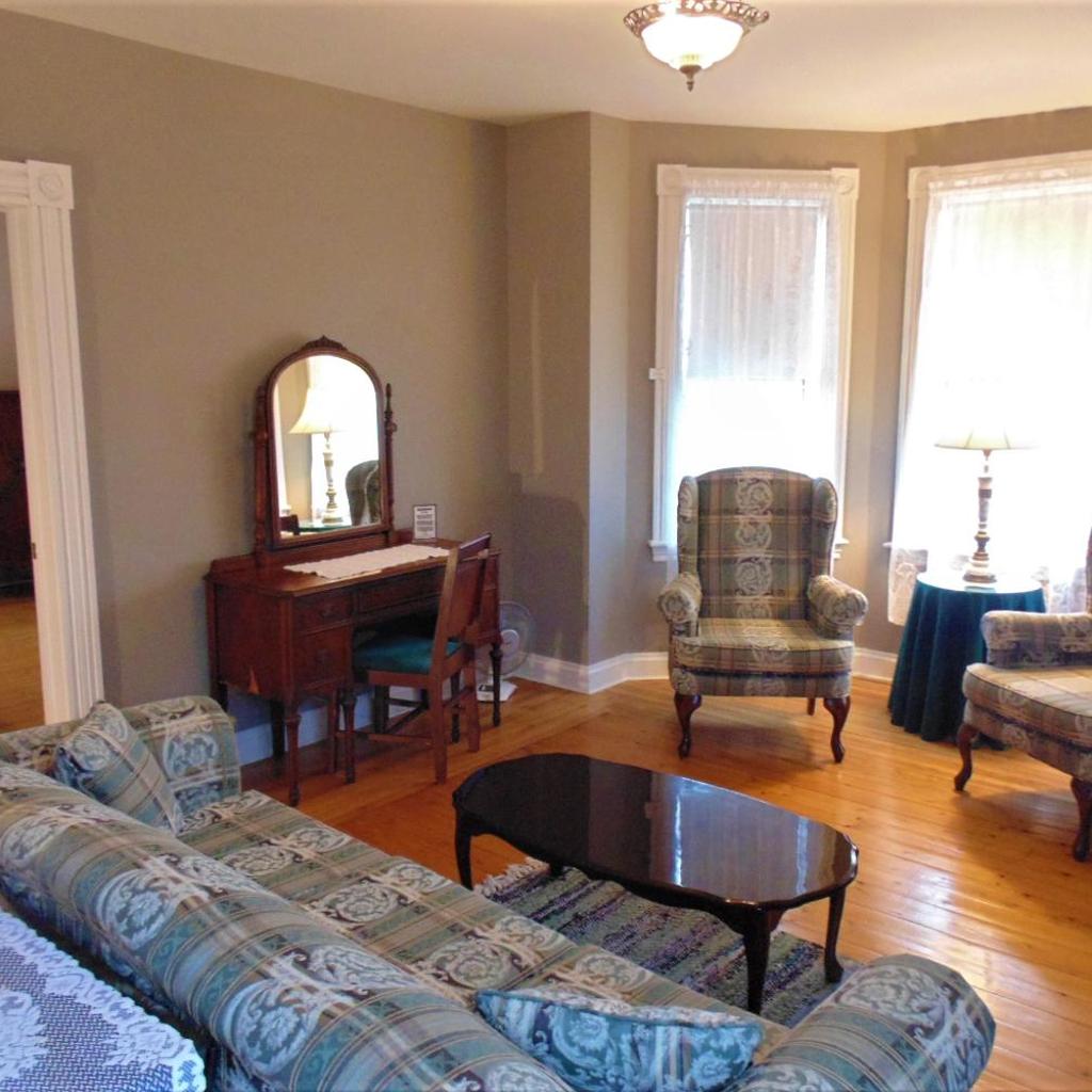 Hillcrest Hall Country Inn — 