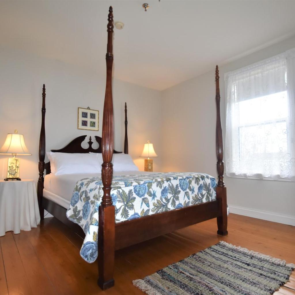 Hillcrest Hall Country Inn — 