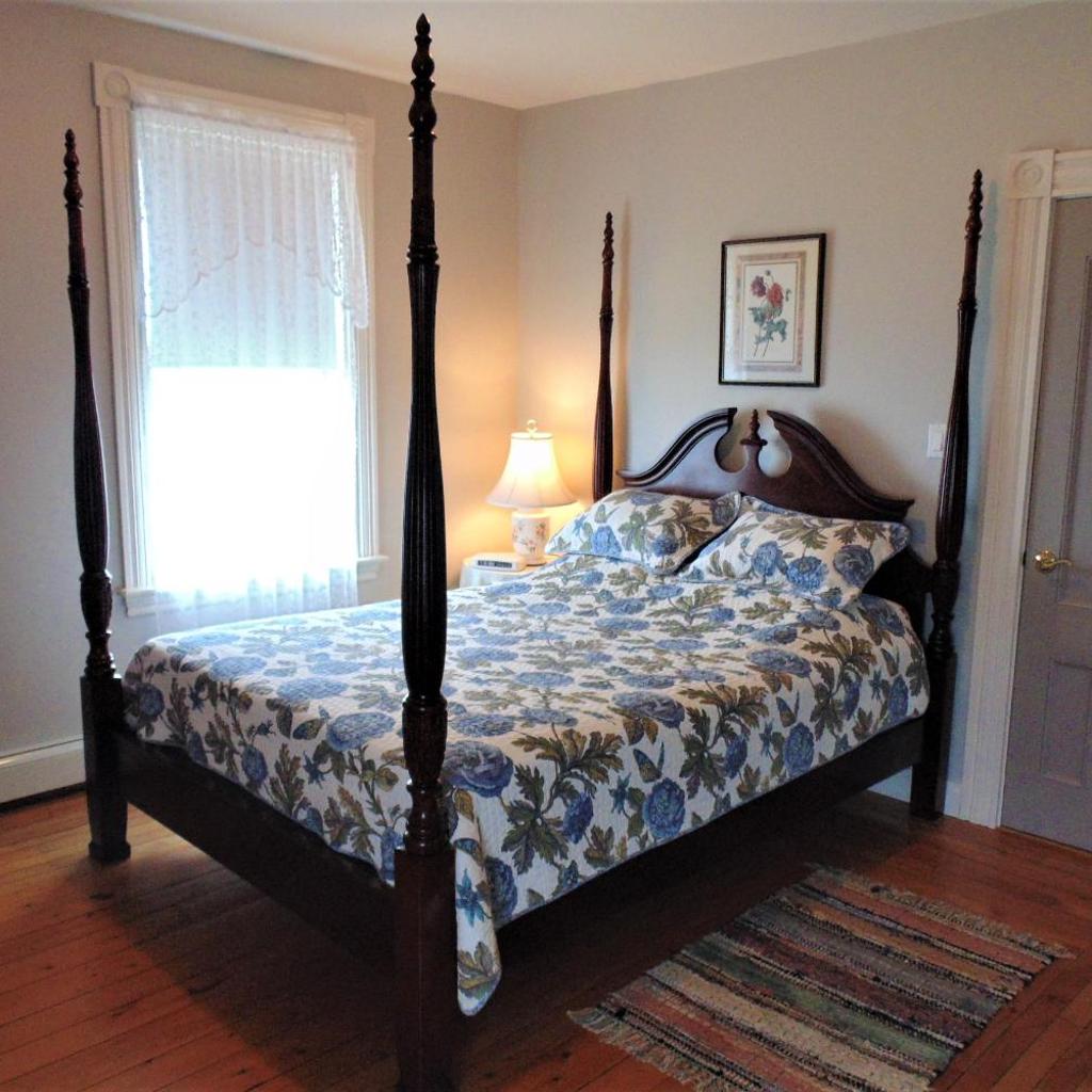 Hillcrest Hall Country Inn — 