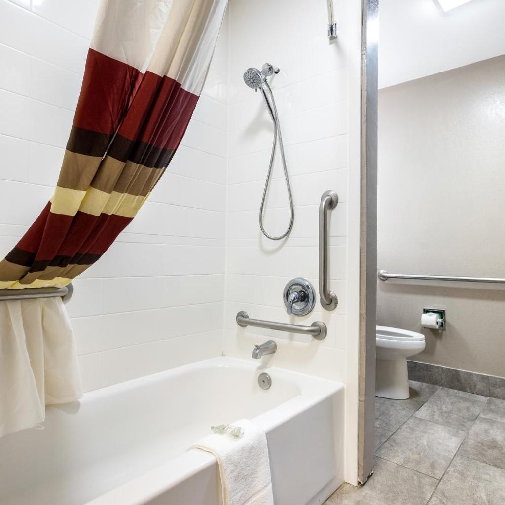 Photograph of Red Roof Inn PLUS+ & Suites Savannah – I-95