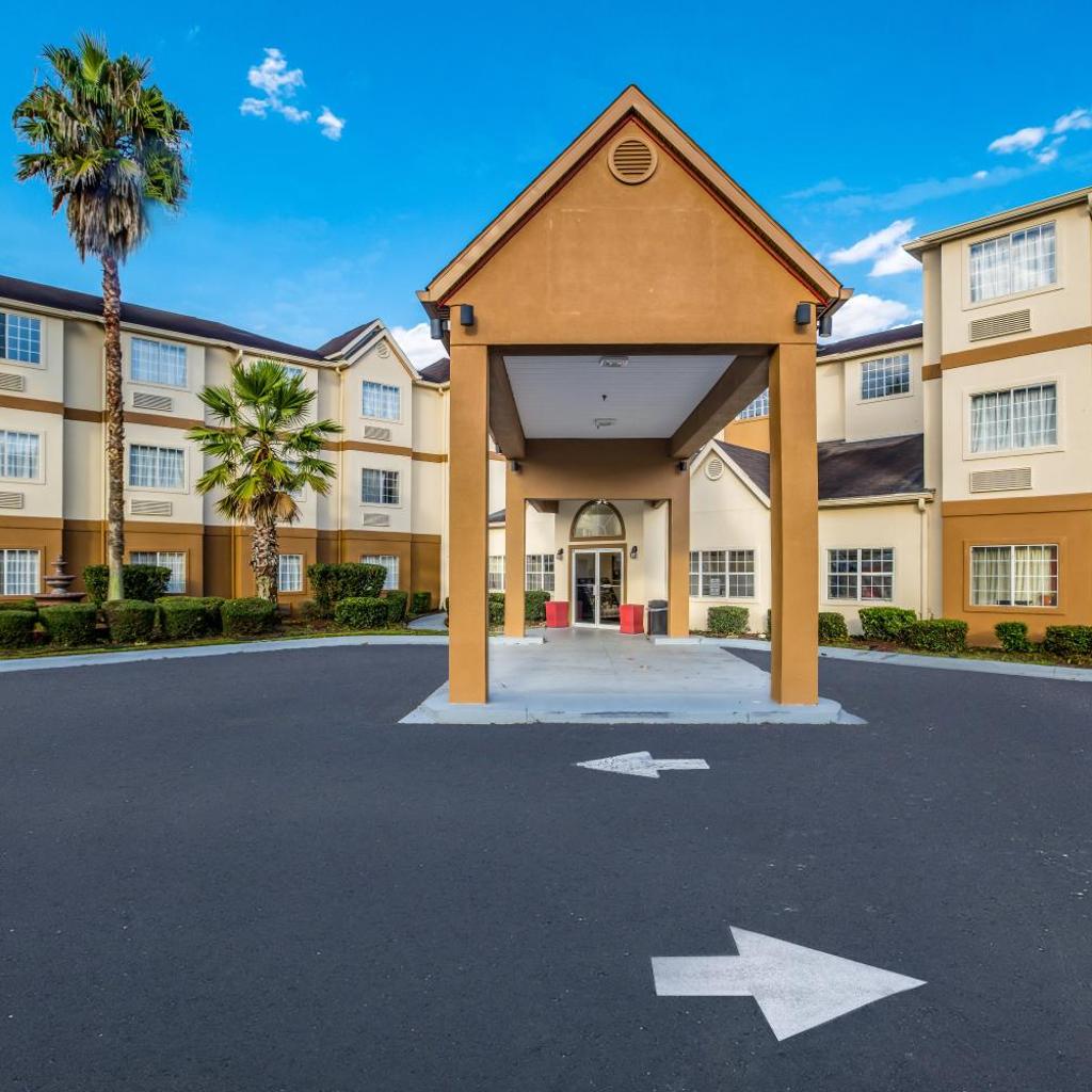 Photograph of Red Roof Inn PLUS+ & Suites Savannah – I-95