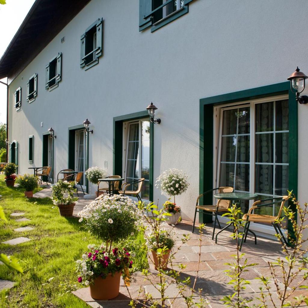Romantik Hotel Die Gersberg Alm mit Panoramablick auf Salzburg und Outdoor Pool ab Mai — 