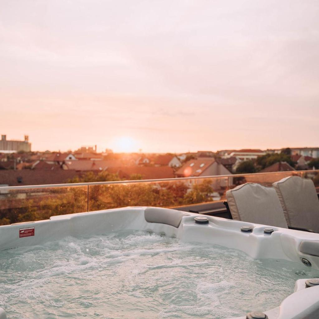 Hotel Glory — 