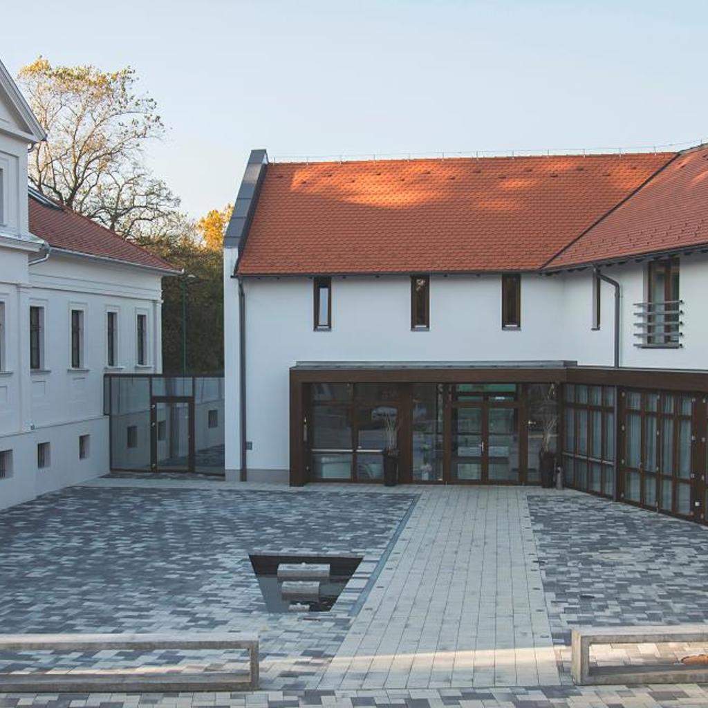Munkácsy Hotel — 